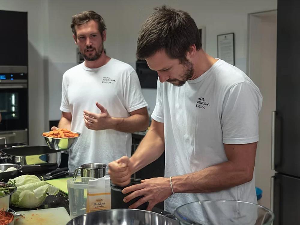 Manuel Bohn und Patrick Ehrenberger beim Kochen in der Küche